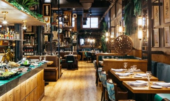 interior-de-uno-de-los-restaurantes-brasilenos-de-barcelona-guanabara-by-el-rodizio_5_570x340